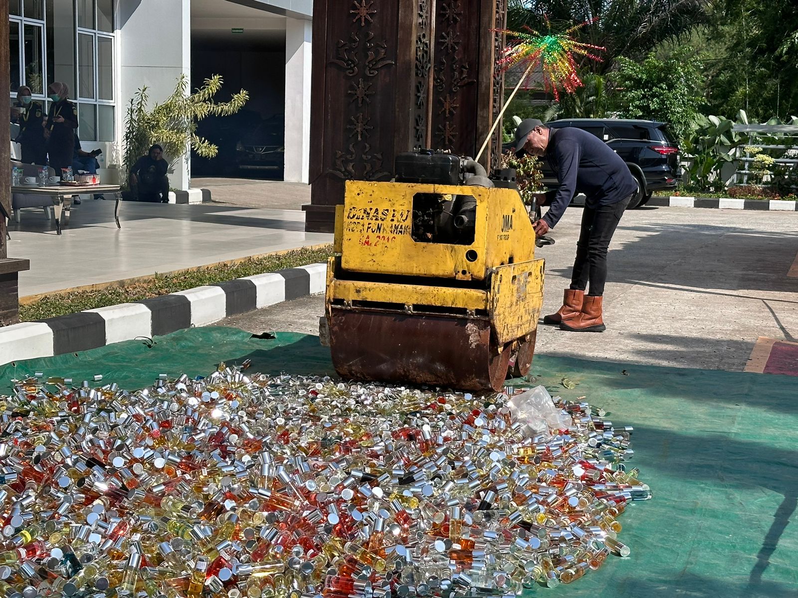 Foto: Kejari Pontianak Musnahkan 2500 Botol Parfum Ilegal asal Bandung | Pifa Net