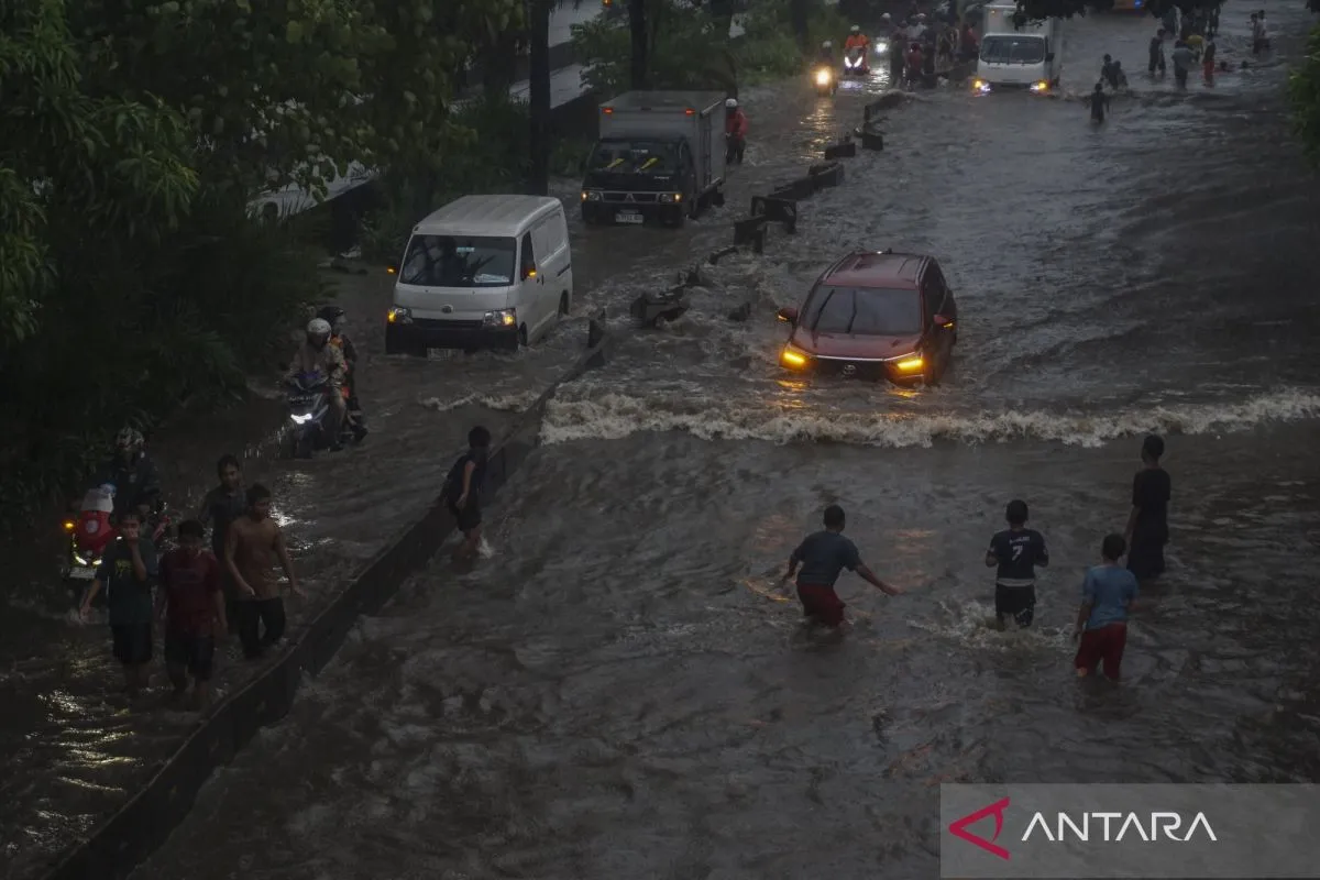 Foto: Banjir, Transjakarta Hentikan Sementara Sejumlah Rute Bus dan Mikrotrans | Pifa Net