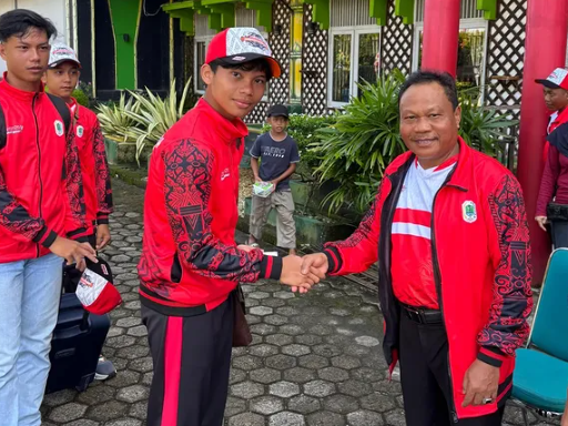 Foto: Sekda Kapuas Hulu Lepas 12 Atlet Pelajar ke Ajang POPDA Kalbar 2025 | Pifa Net