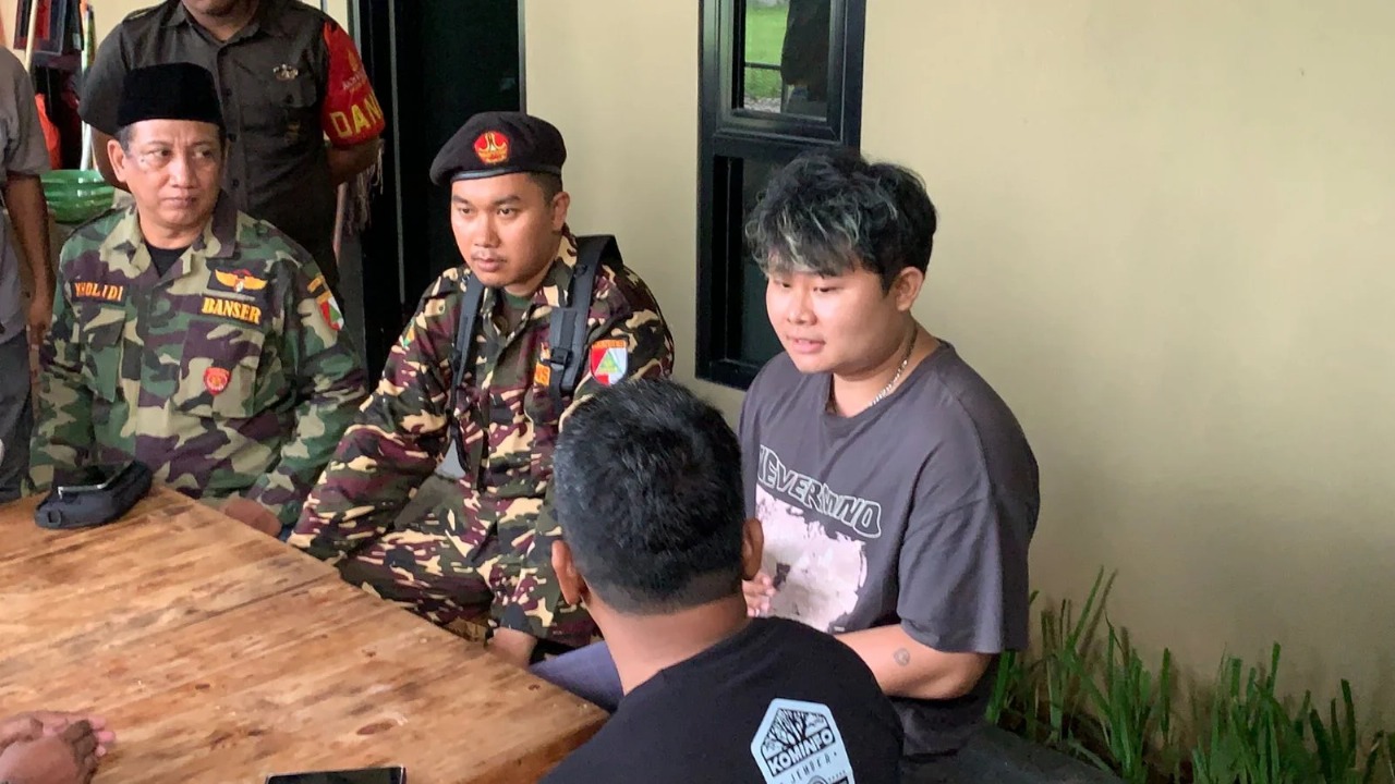 Foto: Banser Jember Geruduk Rumah YouTuber Stevanus Rinaldi karena Kontennya Dinilai Singgung Dunia Pesantren | Pifa Net