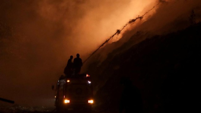 Foto: Kebakaran TPA Putri Cempo Solo Masih Berkobar, Water Bombing Disiapkan | Pifa Net
