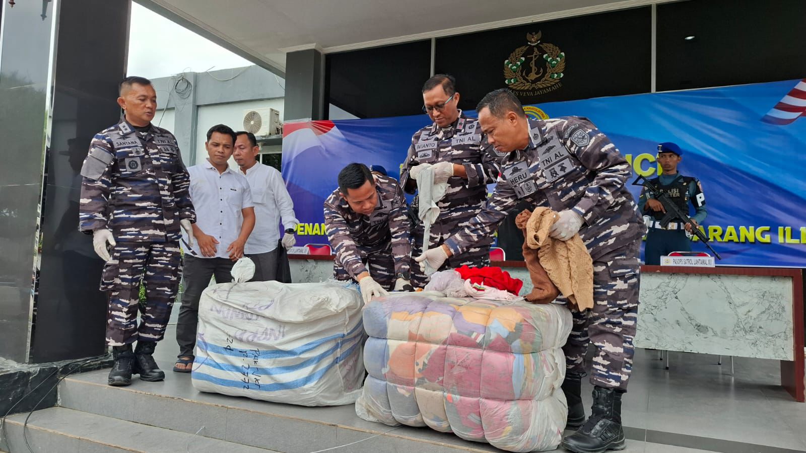 Foto: Lantamal XII Gagalkan Penyeludupn 22 Koli Pakaian Bekas Ilegal di Pelabuhan Dwikora | Pifa Net