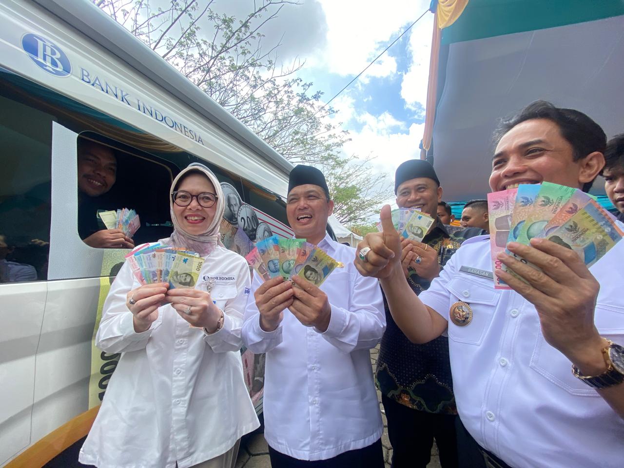 Foto: Ini Cara Tukar Uang Baru untuk Lebaran di Mobil Kas Keliling di Pontianak | Pifa Net