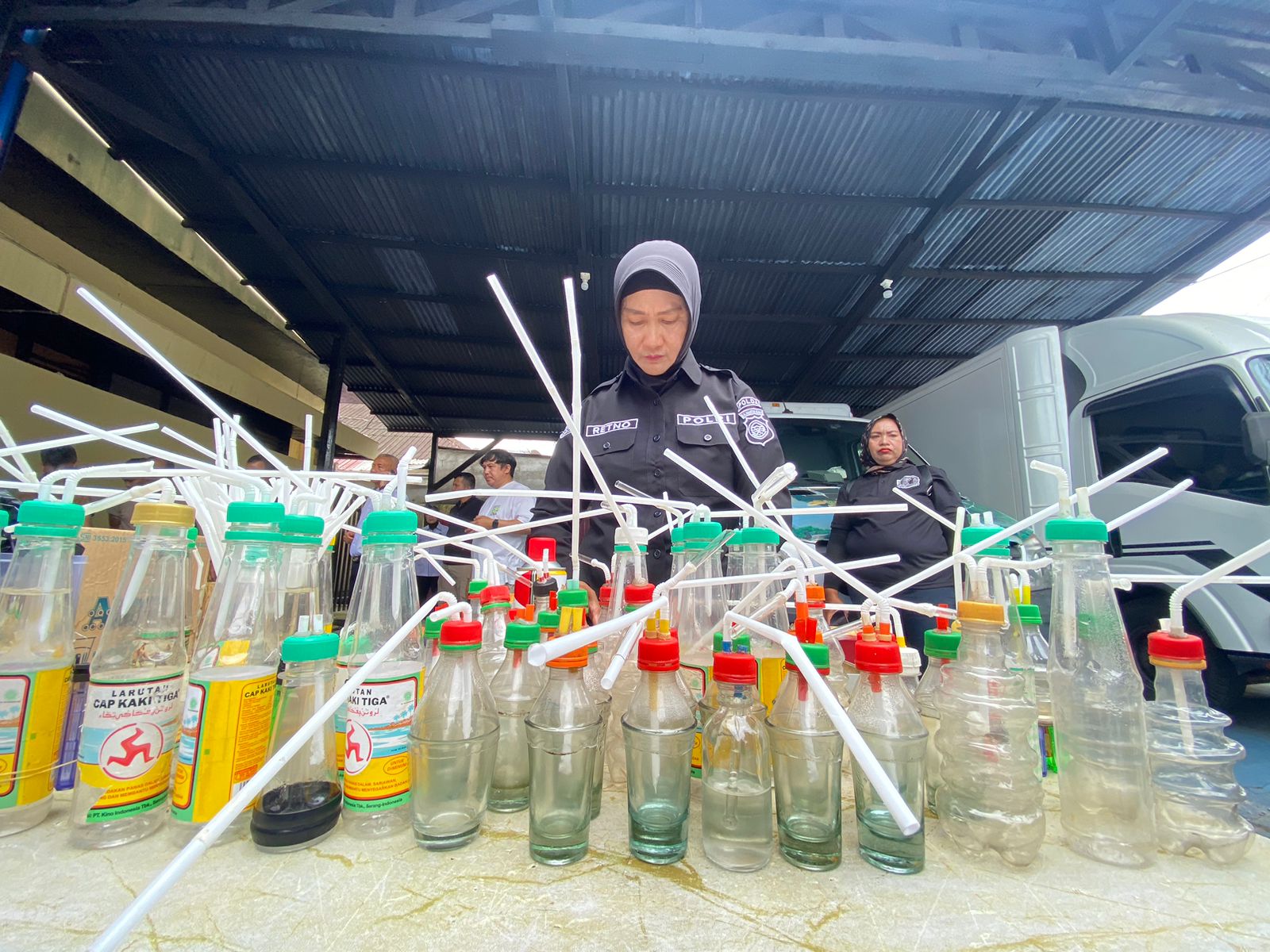 Foto: Polda Kalbar Gerebek Kampung Beting, Amankan Puluhan Alat Hisap Sabu | Pifa Net
