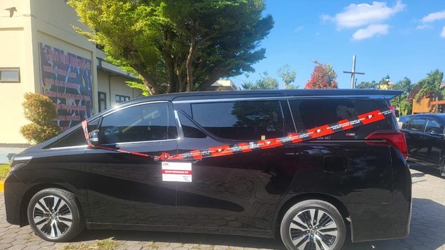 Foto: KPK Sita Toyota Alphard dalam Penggeledahan Kasus Korupsi Bupati Lombok Barat | Pifa Net