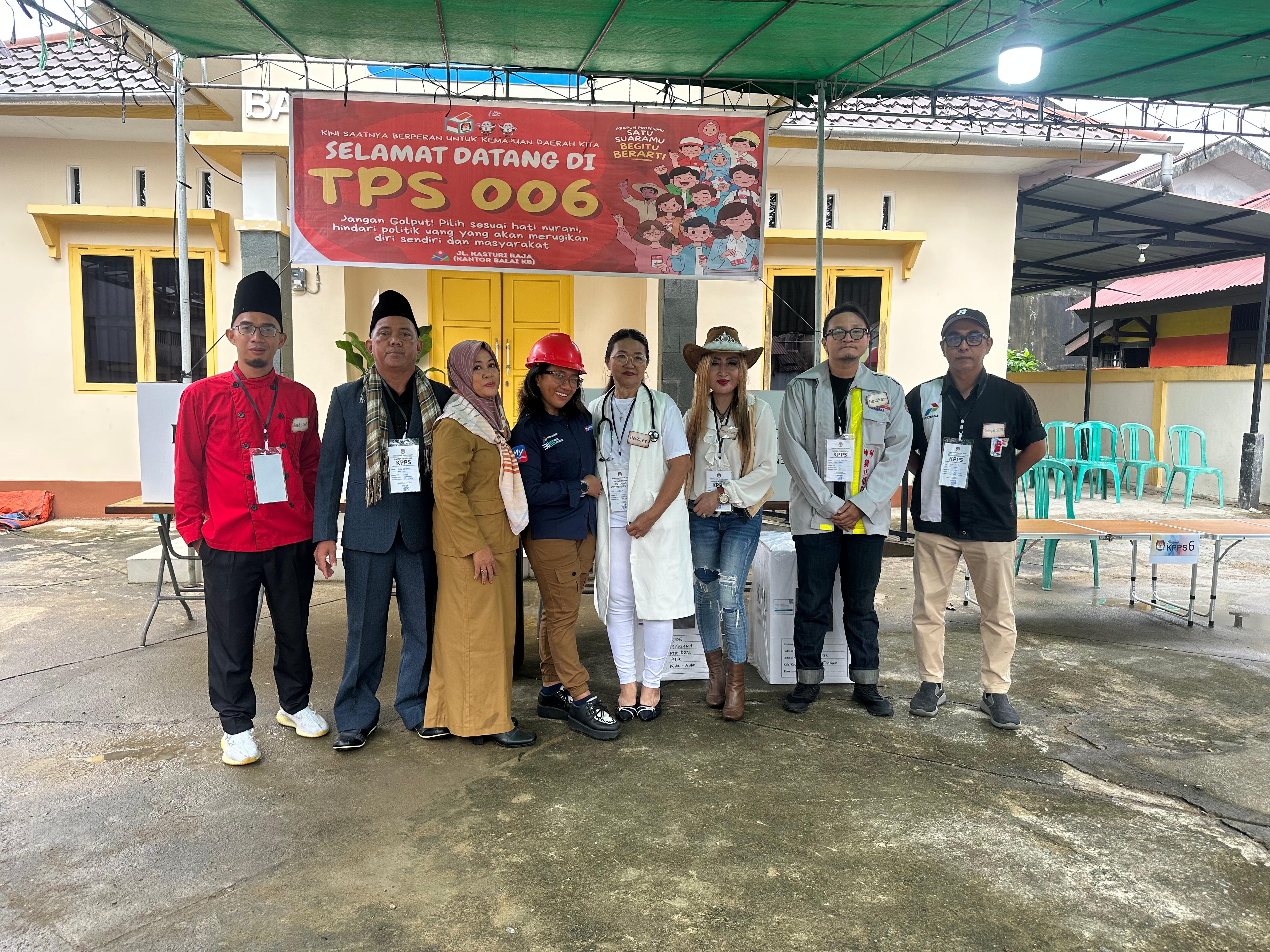 Foto: Petugas KPPS TPS 006 di Pontianak Cosplay jadi Dirut BUMN hingga Driver Ojol | Pifa Net