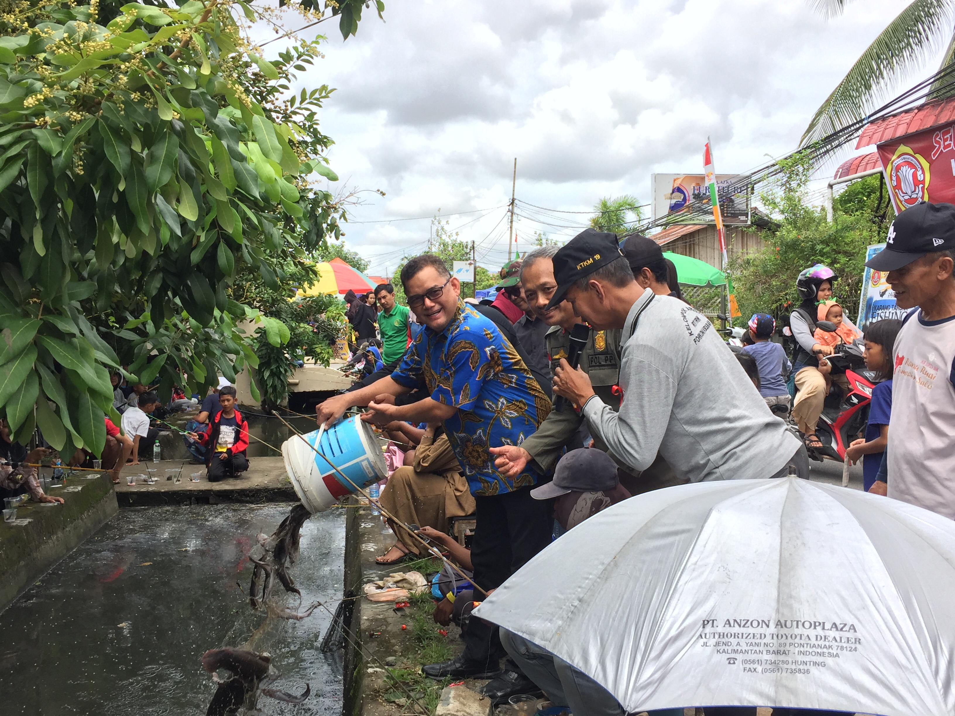 Foto: Karang Taruna Tebar 450 Kg Lele, Warga Pontianak Antusias Ikuti Lomba Mancing di Parit | Pifa Net