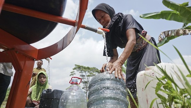 Foto: Kekeringan Mulai Melanda Depok, Puluhan KK Antre Bantuan Air Bersih | Pifa Net