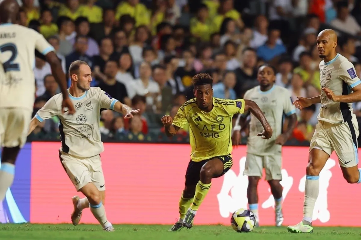 Winger Al-Nassr Kingsley Coman dihadang pemain Al-Ittihad saat menggiring bola dalam pertandingan semifinal Piala Super Arab Saudi di Hong Kong pada Selasa (19/8/2025). x.com/AlNassrFC