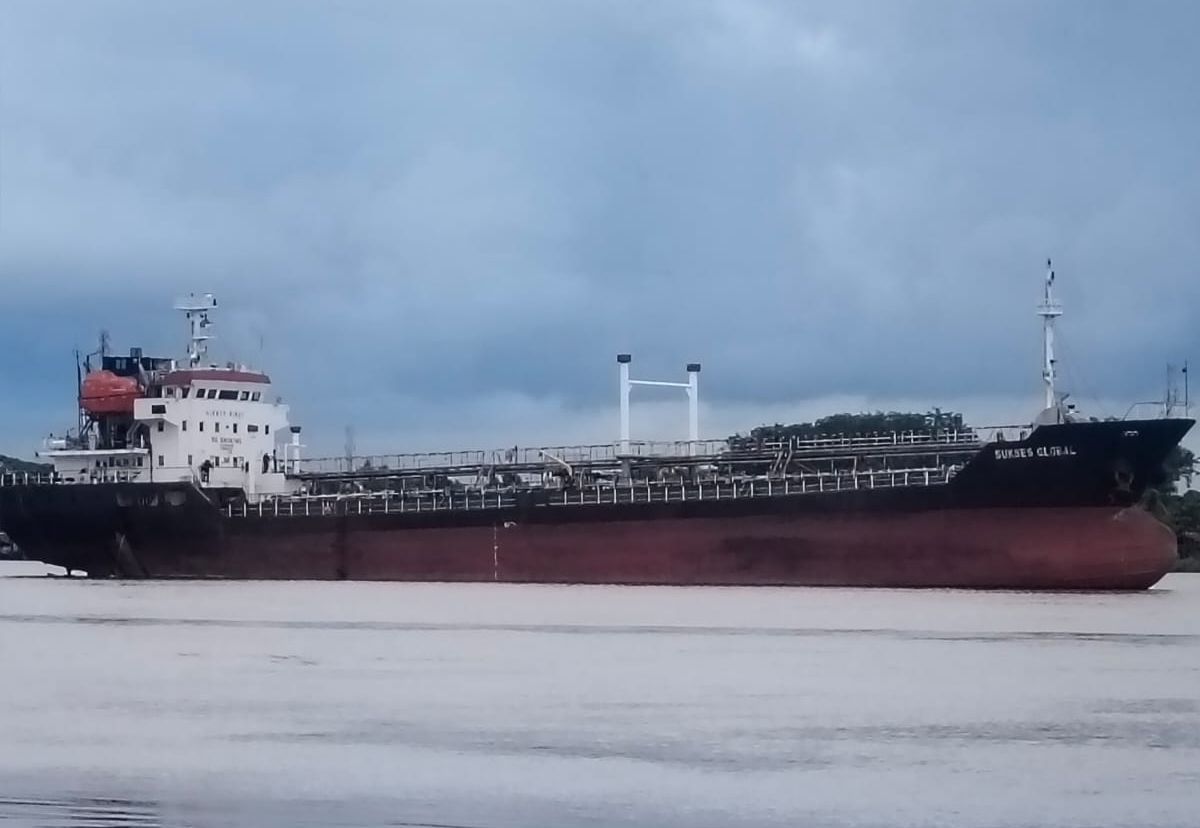 Foto: Kapal Tanker Pertamina ‘Kencing’ di Pontianak, Polisi Sita 4 Ton Pertalite | Pifa Net