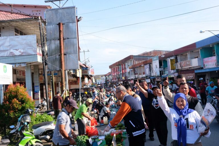 Foto: Sutarmidji Kembali Blusukan, Sambangi Pasar Tumpah Sambas dan Dengarkan Aspirasi Warga | Pifa Net