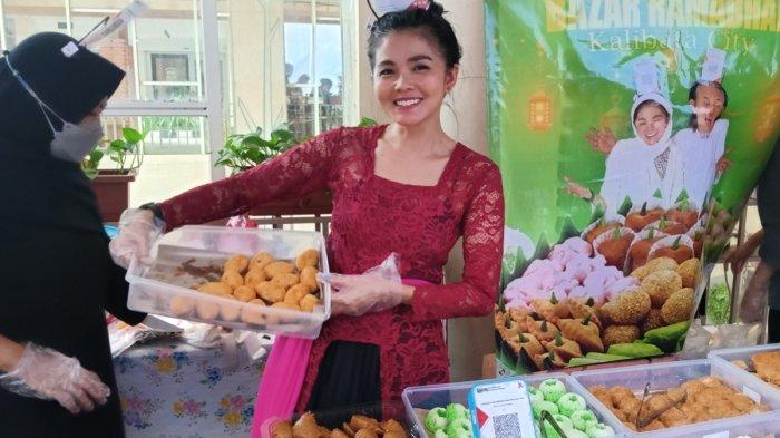Foto: Epy Kusnandar dan Karina Ranau Raup Rp15 Juta per Hari dari Berjualan Takjil di Ramadan | Pifa Net