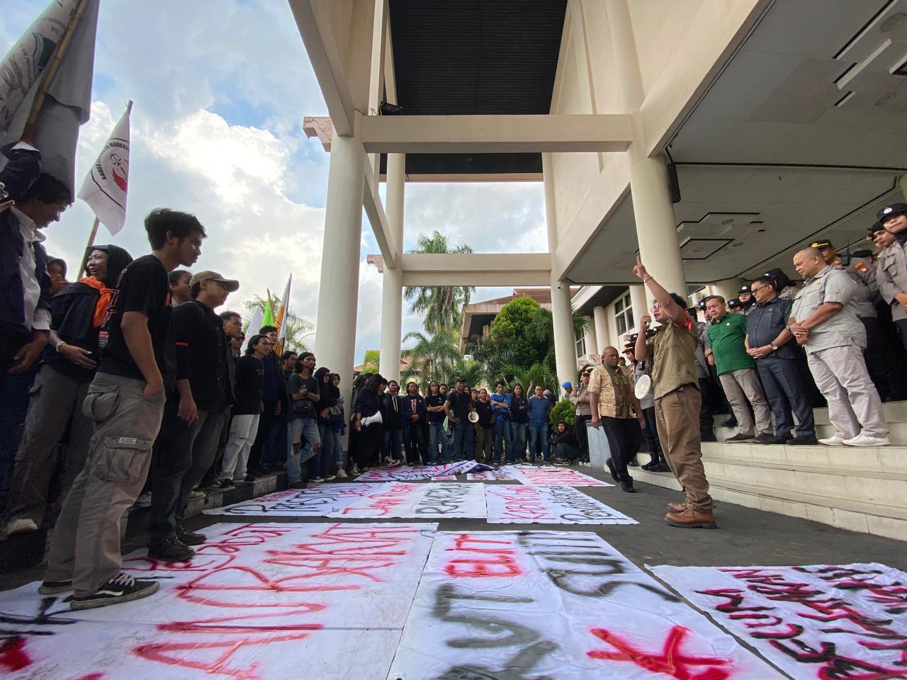 Foto: Tolak Keras Efisiensi Anggaran, Mahasiswa Kalbar Gelar Aksi Demo di DPRD Provinsi | Pifa Net