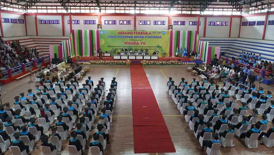 Foto: Sekda Harap Wisudawan POLNEP Kapuas Hulu Berkontribusi untuk Daerah | Pifa Net