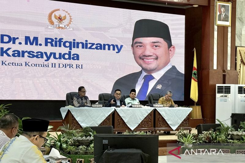Ketua Komisi II DPR RI M. Rifqinizamy Karsayuda (kedua kiri depan) memberikan paparan pada Kunjungan kerja reses Komisi II DPR RI Masa Persidangan III Tahun 2025–2026 di Gedung Mahligai Pancasila, Ban
