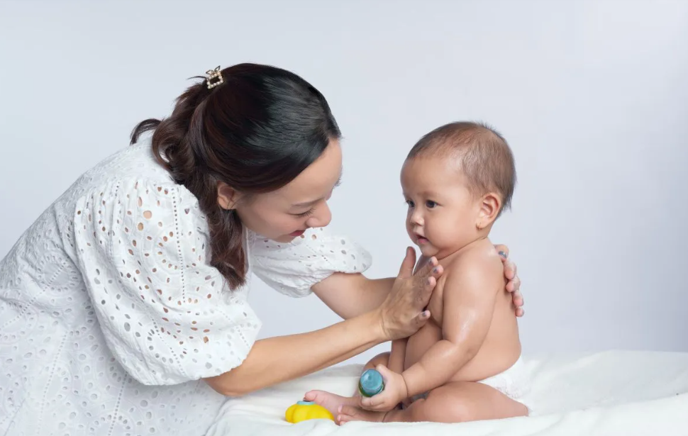 Foto: Kulit Bayi Lebih Sensitif, Ini Tips Memilih Minyak Telon yang Aman Menurut Dokter | Pifa Net