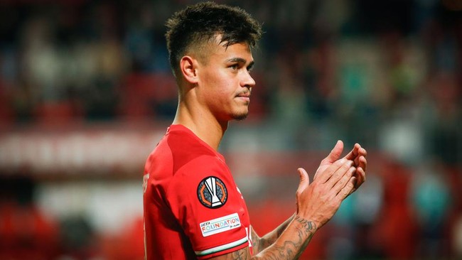Bek Timnas Indonesia, Mees Hilgers yang bermain untuk skuad FC Twente kembali cedera di laga Liga Eropa lawan klub Yunani, Olympiakos. (Dok. FC Twente)