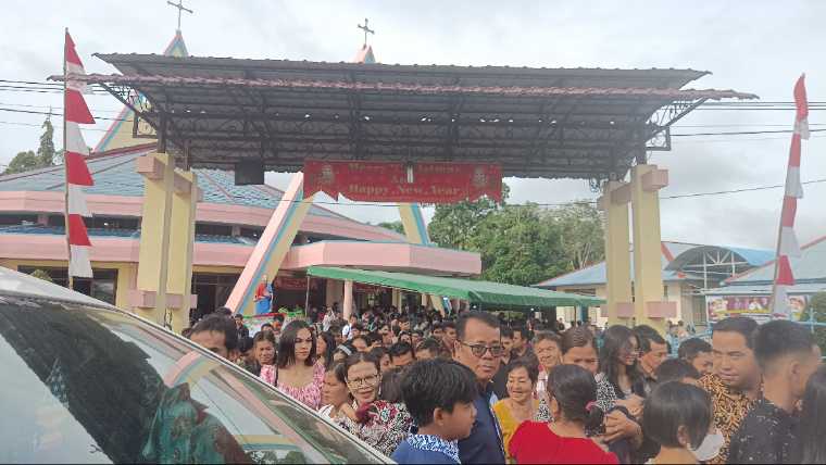 Foto: Ribuan Umat Katolik Ikuti Misa Natal di Gereja Santo Petrus dan Paulus Sekadau | Pifa Net