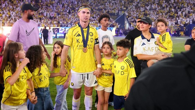 Foto: Ronaldo Antar Al Nassr Juara Liga Arab Saudi, Namun Gagal Raih Gelar Top Skor | Pifa Net