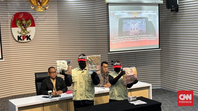 Foto: KPK Tampilkan Uang Rp665 Juta Hasil OTT Rektor Unsoed | Pifa Net