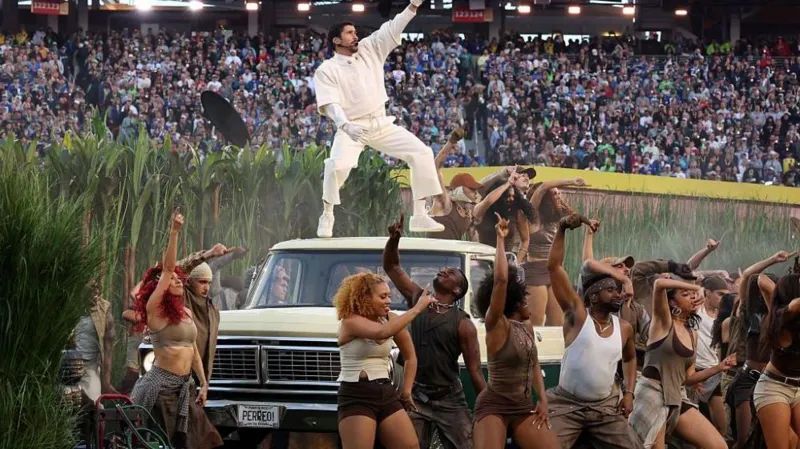 Foto: Bad Bunny Guncang Super Bowl dengan Pertunjukan Bersejarah Penuh Identitas Puerto Riko | Pifa Net