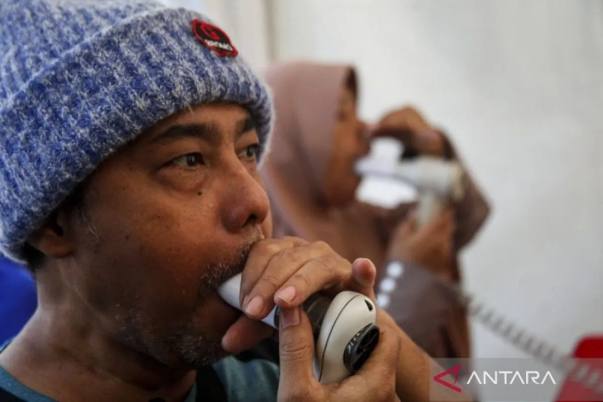 Warga mengikuti periksaan kesehatan dan spirometri. (ANTARAFOTO/Maulana Surya)