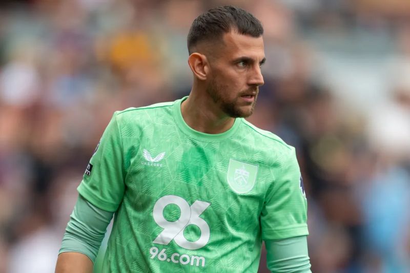 Foto: Kiper Burnley Dubravka Percaya Diri Jelang Hadapi Manchester United di Old Trafford | Pifa Net
