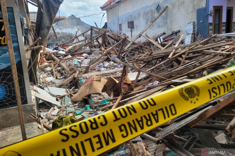 Foto: Ledakan Diduga Petasan Hancurkan Rumah Warga di Situbondo, Satu Orang Tewas 7 Luka-luka | Pifa Net