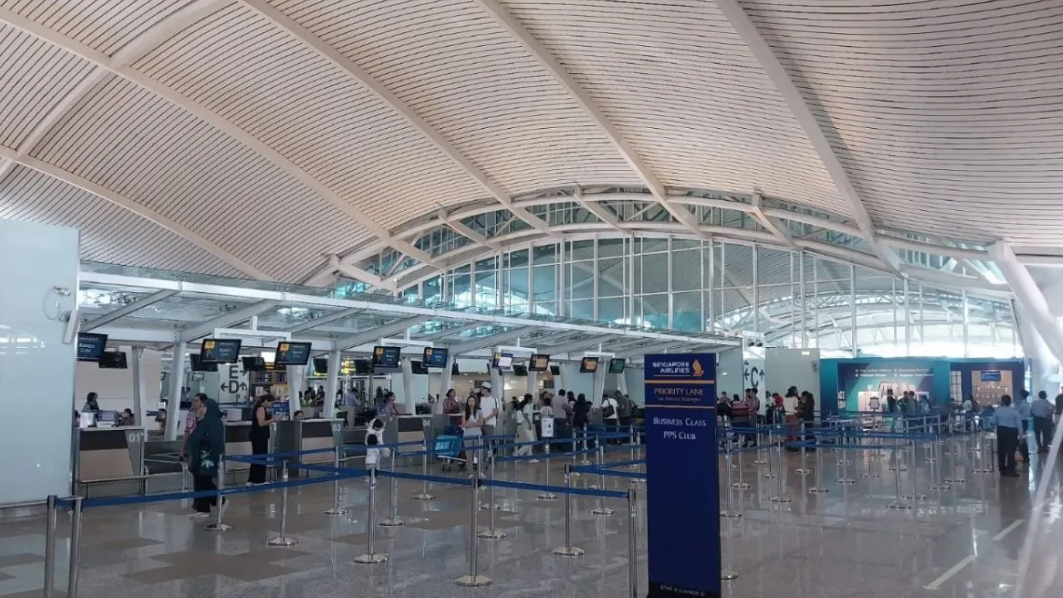 Foto: 87 Penerbangan di Bandara Ngurah Rai Dibatalkan Akibat Erupsi Gunung Lewotobi | Pifa Net