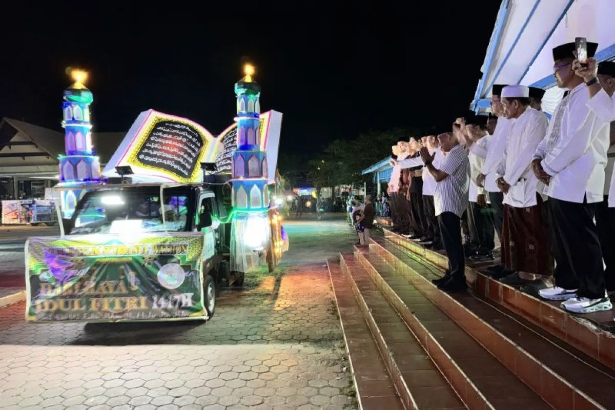 Bupati Bulungan, Syarwani bersama para pejabat lainnya melepas peserta Pawai Malam Takbiran Keliling Hari Raya Idul Fitri 1447 Hijriah/2026 Masehi di Lapangan Agathis, Tanjung Selor, Bulungan, Kaliman