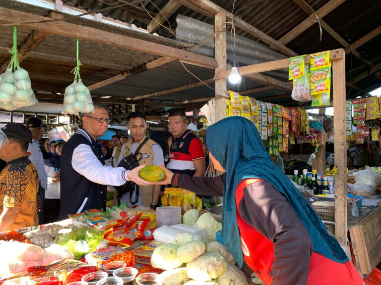 Foto: Sutarmidji Sambangi Pasar Tradisional di Sambas, Disambut Antusias Warga | Pifa Net