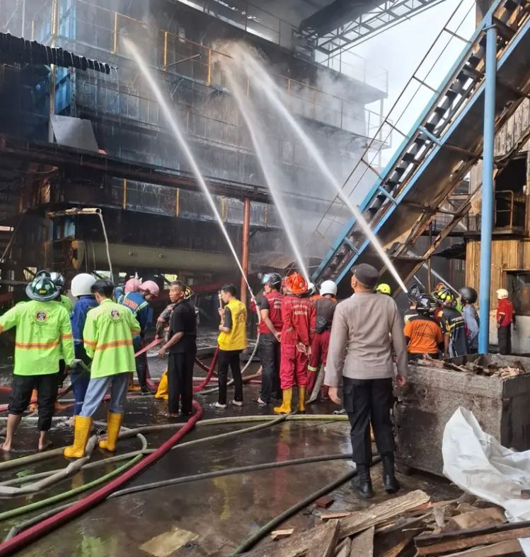 Foto: Pabrik PT Alas Kusuma Kubu Raya Dilalap Api, Diduga Bermula dari Turbin Boiler | Pifa Net