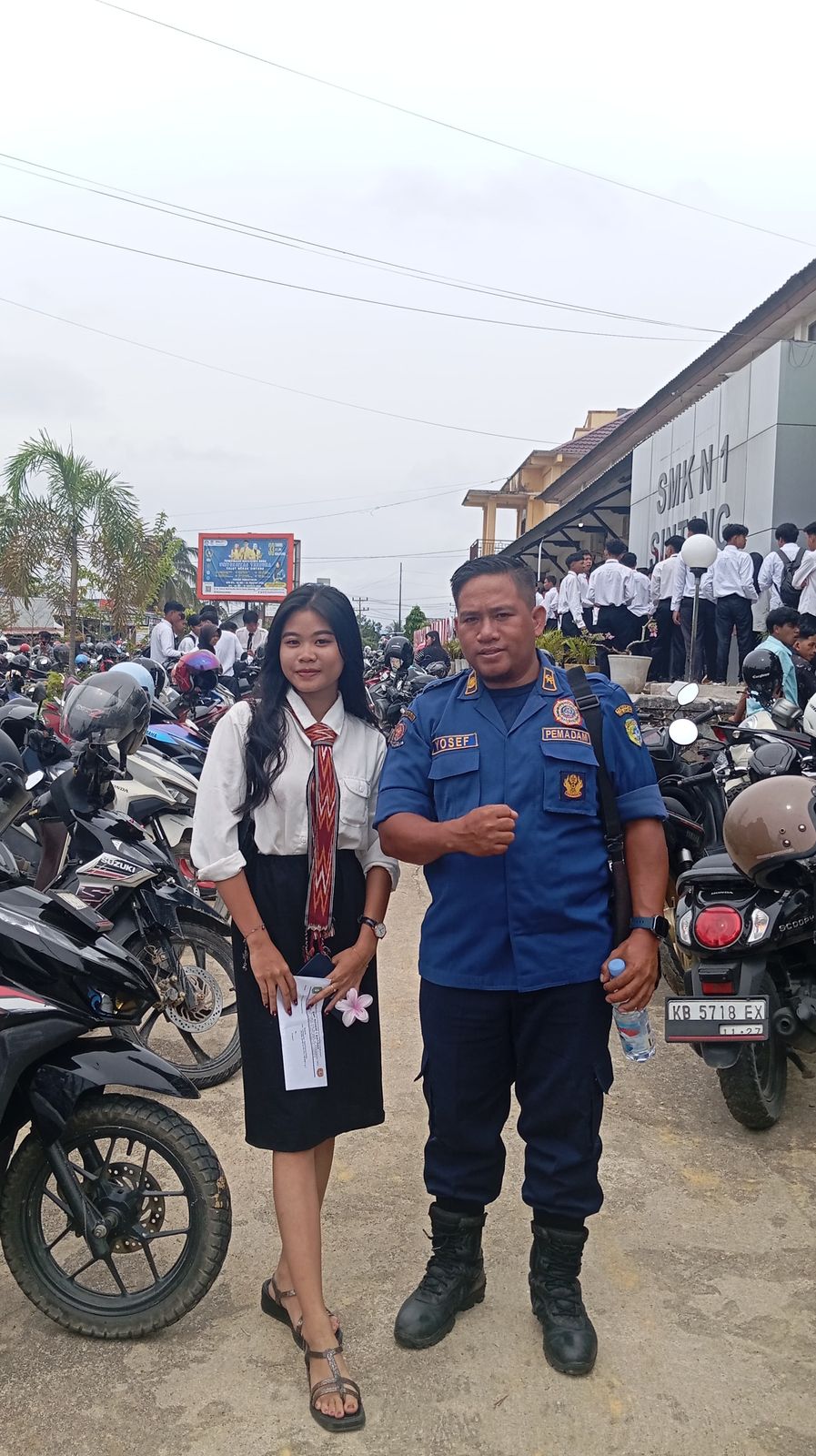 Foto: Petugas Damkar di Sintang Bantu Siswa jadi Wali Murid Ambil Amplop Kelulusan | Pifa Net