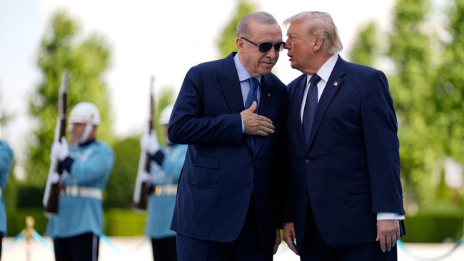 Foto: Erdogan Dilaporkan Beri Hadiah Pistol kepada Para Pemimpin Negara usai KTT NATO | Pifa Net