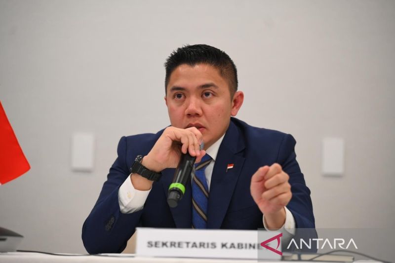 Sekretaris Kabinet Teddy Indra Wijaya memberikan pernyataan pers di Hotel Four Seasons, Washington DC, Amerika Serikat, Jumat (20/2/2026). (ANTARA/Hafidz Mubarak)