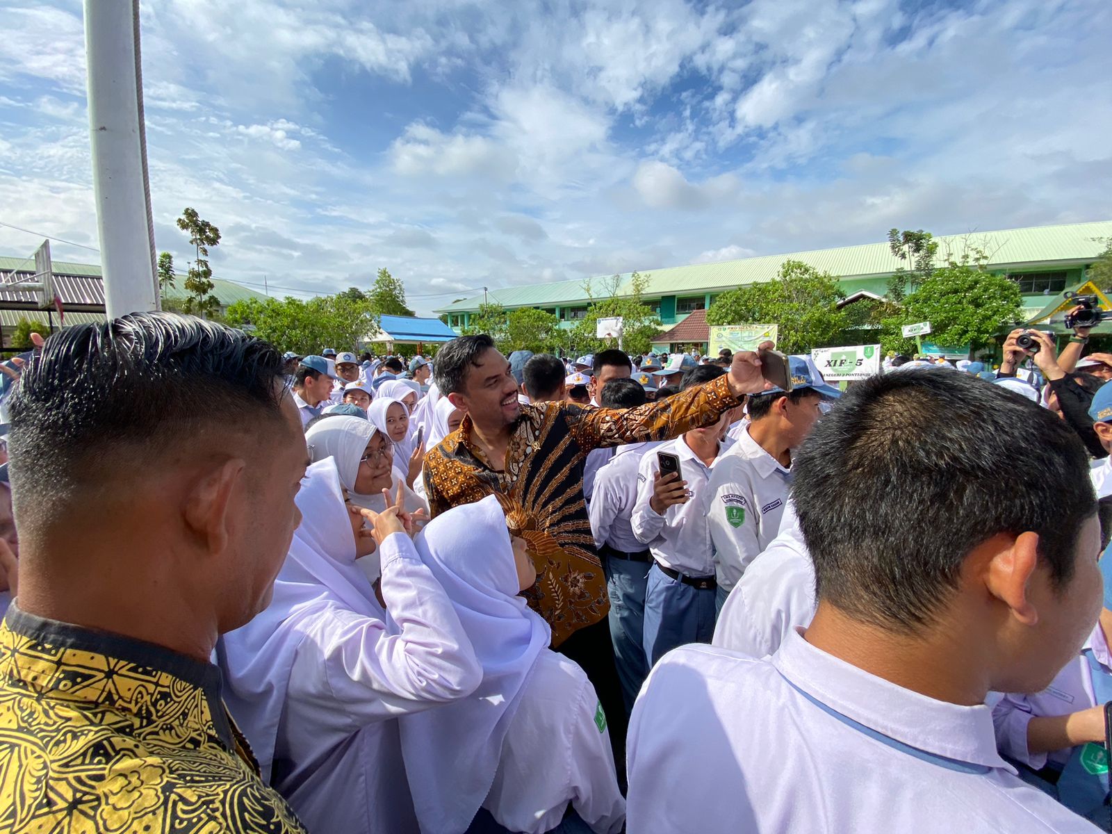 Foto: Kunjungi SMAN 3 Pontianak, Menteri UMKM Maman Beri Pesan Inspiratif dan Kenang Masa Sekolah | Pifa Net