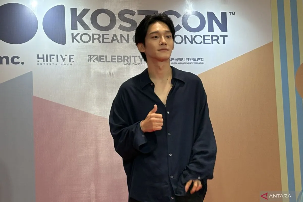 Penyanyi asal Korea Selatan, Chen, menyapa penggemar dalam konferensi pers KOSTCON 2025 di Indonesia Arena, GBK, Jakarta, Sabtu (2/8/2025). ANTARA/Hreeloita Dharma Shanti