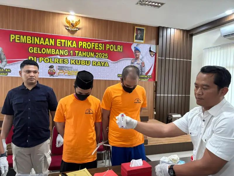 Foto: Kurir Narkoba Gagal Terbang ke Surabaya, Polisi Tangkap Tersangka di Bandara Supadio Pontianak | Pifa Net