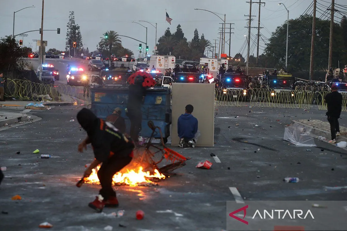 Foto: Gubernur California Gugat Donald Trump atas Pengerahan Militer di Tengah Protes Imigrasi | Pifa Net