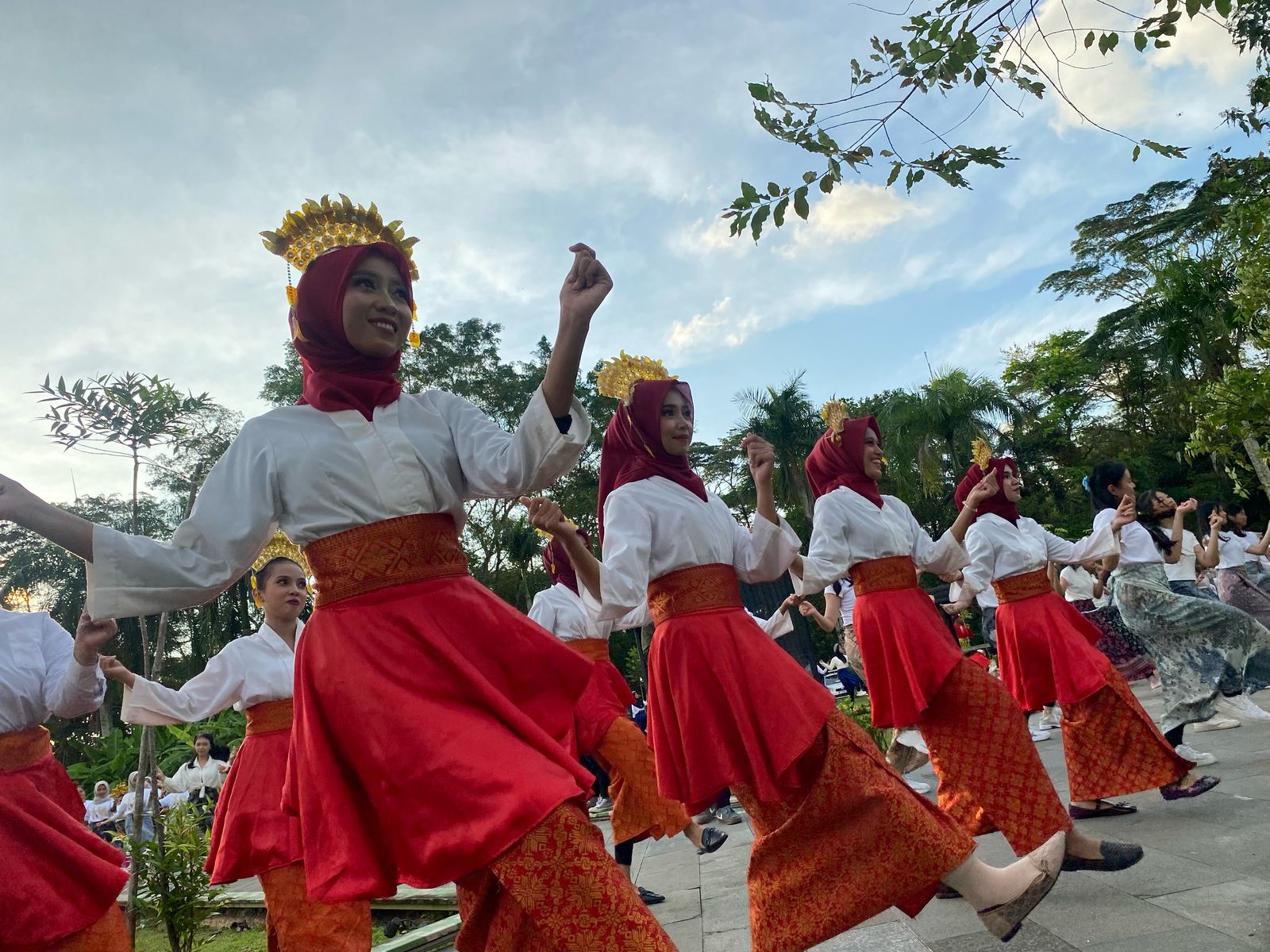 Foto: 1.135 Penari Kalbar Meriahkan Hari Tari Sedunia di Pendopo Gubernur | Pifa Net