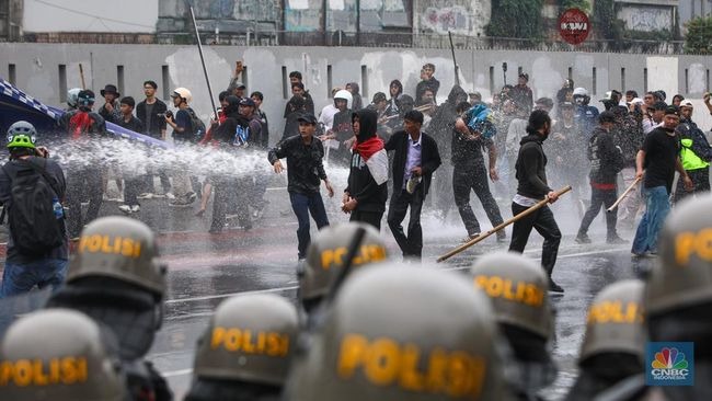 Foto: Demo di Depan Gedung DPR Ricuh, 6 Orang Diamankan Polisi | Pifa Net