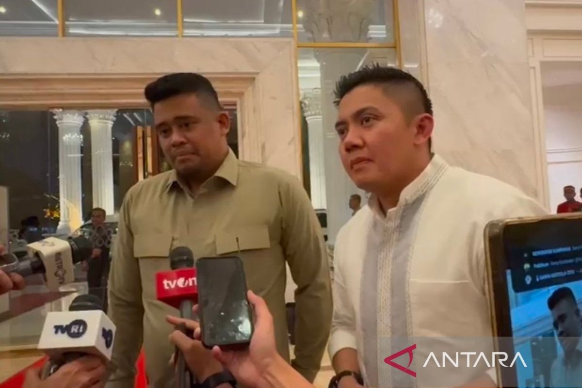 Foto: Bobby Nasution dan Seskab Teddy Bagikan Ribuan Sembako di Medan atas Arahan Prabowo | Pifa Net