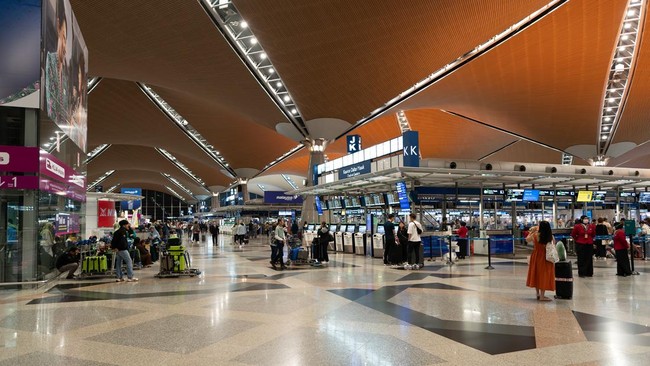 Foto:  Dua Insiden Terpisah, Dua WNA Jatuh dari Lantai 3 Bandara KLIA2 Malaysia | Pifa Net