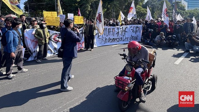 Foto: Mahasiswa dan Massa Aksi di Surabaya Sampaikan 16 Tuntutan, Soroti Kebijakan Pemerintah dan Isu Demokrasi | Pifa Net