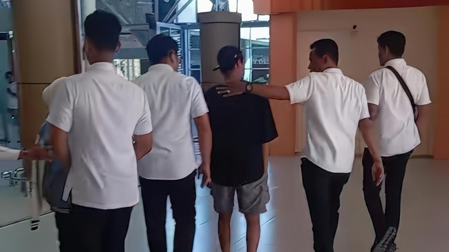 Foto: Polda NTB Jelaskan Alasan Dua Santri Korban Dugaan Pembakaran Gagal Berangkat ke Podcast Denny Sumargo | Pifa Net