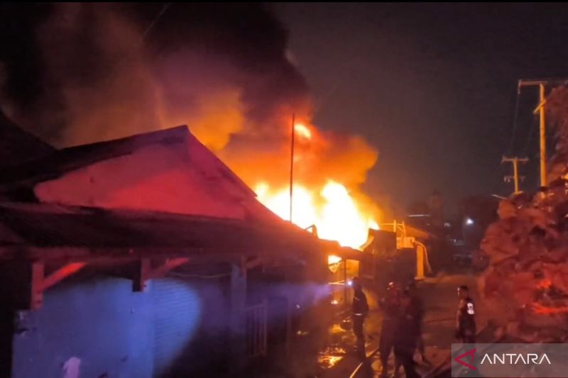 Foto: Gudang Limbah di Cikarang Barat Terbakar, Api Merembet ke Rumah Warga dan Hanguskan Truk | Pifa Net
