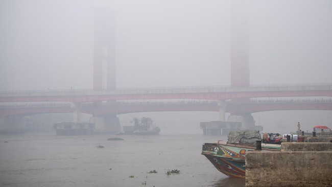 Foto: Kabut Asap Masih Selimuti Palembang, Kualitas Udara Masuk Kategori Tidak Sehat | Pifa Net