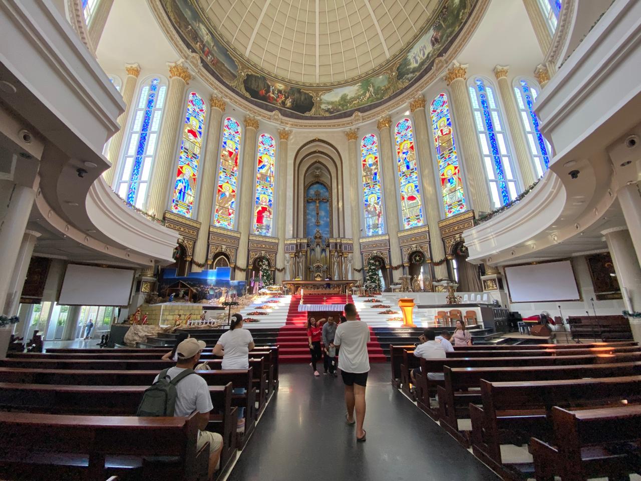 Momen persiapan Natal di Gereja Katedral Santo Yosef Pontianak, dibantu umat Islam. (Dok. PIFA/Lydia Salsabila)