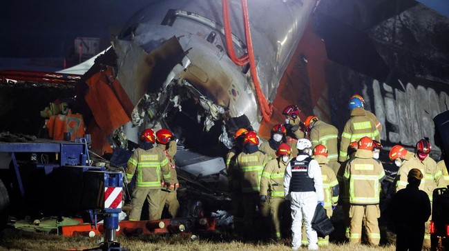 Pesawat Jeju Air mengalami kecelakaan saat mendarat di Bandara Muan, Korea Selatan, menewaskan 179 penumpangnya. (REUTERS/Kim Hong-Ji)