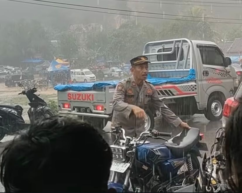 Foto: Viral Polisi ini Rela Kehujanan hingga Basah Kuyup Demi Urai Kemacetan di Bogor | Pifa Net